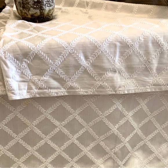 Lenox Laurel leafs garland silver 68” x 114” tablecloth rectangle